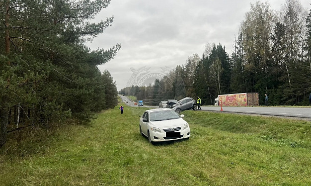 В Лежневском районе произошло тройное ДТП с грузовиком и двумя легковушками